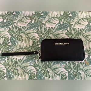 Michael Kors Large Wallet w/ wristlet attachment